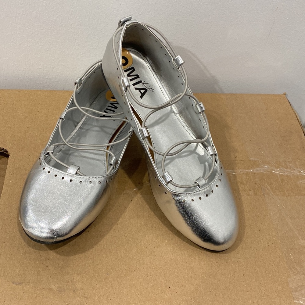 Girls shoes